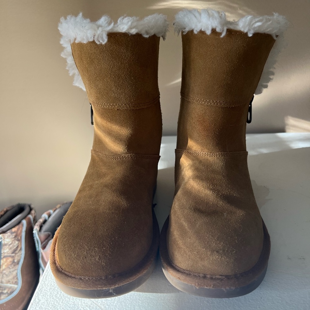 Koolaburra by UGG size 4 (girls)